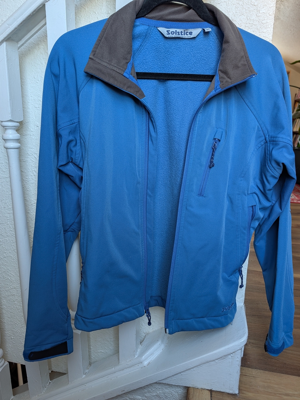 Solstice Women’s Blue Lightweight Softshell Jacket Gray Collar Retro